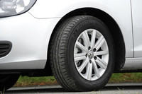 タイヤサイズは195/65R15。テスト車はミシュラン・エナジーセイバーを装着。