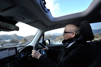 屋根をオープンにした状態で「レネゲード トレイルホーク」を走らせる。