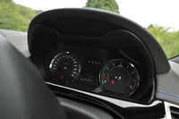 300km/hまで記された速度計はダテではない。メーカー発表の最高速は300km/hで0-100km/h加速は4.4秒。