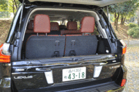 荷室の様子。電動式の跳ね上げ機構を持つ3列目シートや、前方に2段階で倒れ込む2列目シートを収納することで、積載容量を拡大できる。（写真をクリックすると荷室のアレンジが見られます）