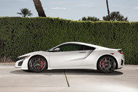 エンジンをミドシップ搭載する「NSX」。前後重量配分は前：後ろ＝42：58となっている。