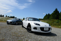 ソフトトップはフロントコンビネーションランプベゼルが黒基調、RHTではクロム調となる。