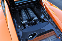 5.2リッターV10エンジンは、「ガヤルドLP570-4」の標準型より10ps高い570psを発揮。「eギア」と呼ばれる6段ATのほかに、6段MT仕様も用意される。