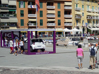 海岸散歩の途中に、みんな次々と立ち寄る。