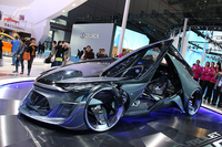 自動運転時代を想定したシボレーのコンセプトカー「FNR」。取り巻く若者たちの目は、かつての東京ショーで見られたような羨望（せんぼう）で輝いている。