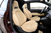 ヘッドレスト一体型の専用レザーシートが装着される。スポーティーでありながら、エレガントな雰囲気をたたえる。