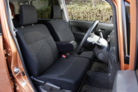 インテリカラーは「ムーヴ」がベージュ、スポーティ仕様の「ムーヴカスタム」はブラック（写真）となる。