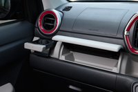 助手席側の収納も標準車と「パッソ モーダ」との大きな違いで、前者はオープントレーとなっているのに対し、後者にはフタ付きのアッパーボックスが備わる。