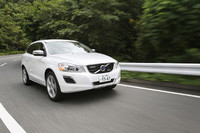 ワインディングロードを行く。スプリングのレートはノーマル比10％強化。ステアリングのギアレシオも同じく10％クイックになっており、ドライブフィールはスポーティーになっている。