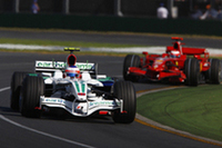 昨年の絶不調から這い上がりたいホンダ勢。ジェンソン・バトンこそスタート直後の混乱でレースをまっとうできなかったが、ルーベンス・バリケロは“意外な”好走でポイント圏内に駒を進めた。セーフティカーランに翻弄され失格となったが、手ごたえある開幕戦を終えた。（写真＝Honda）
