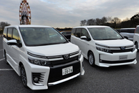 試乗会場に並んだ、新型「ヴォクシー」。写真のように、エアロパーツが特徴のガソリン車「ZS」（写真左）とハイブリッドモデル（同右）とでは、主にフロントまわりの意匠が異なる。
    