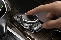 タッチパネル付きの「iDriveコントローラー」。