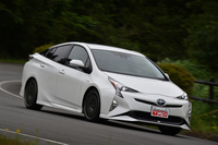 操縦安定性および乗り心地の向上を目標に、TRDのチューニングパーツが装着されたデモカー「トヨタ・プリウスTRD Ver.1」。