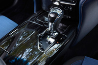 ターボ車のトランスミッションには、3.5リッターV6エンジン搭載車と同じく8段ATが採用される。