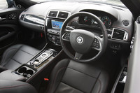 インテリアは、センターコンソールにピアノブラックフィニッシュの合板を採用。新デザインのステアリングホイールには「R」のバッジも追加された。