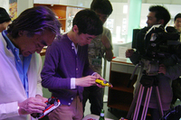 レースにむけてマシンのセッティングに必死なカトー編集長とタクロー先輩。真剣そのものです。 