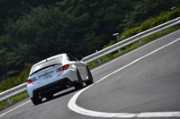 “カーボンむき出し”のディフューザーが目を引くリアビュー。マフラーはチタン製で、排気音のチューニングに加え、導風板の形状を変更し、リアデフの冷却効果を高めるなどの工夫が取り入れられている。
    