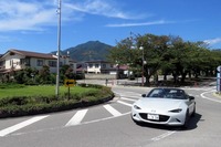 吾妻町のラウンドアバウト。「ロードスター」の後ろに見えるのが桜並木。