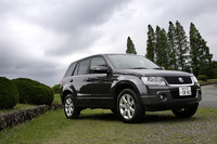 マイナーチェンジにともない、フロントバンパーおよびフロントグリルの意匠に手が加わった。マイチェン前より、力強く精悍な顔つきになっている。また、ドアミラーにLEDのターンランプが備わった（2.4XEグレードを除く）。【スペック】3.2XS：全長×全幅×全高＝4420×1810×1695mm／ホイールベース＝2640mm／車重＝1710kg／駆動方式＝4WD／3.2リッターV6DOHC24バルブ（224ps/6200rpm、29.0kgm/3500rpm）／価格＝262万5000円（テスト車＝285万6000円／HDDナビゲーションシステム＝23万1000円）