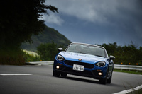 六角形のグリルなど、フロントまわりには往年のスポーツカー「フィアット・アバルト124スパイダー ラリー」のイメージが色濃く反映されている。