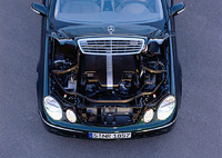 「E240」に搭載される2.6リッターV6エンジン。177psのパワーと、24.5kgmのトルクを発生する。 
    
    