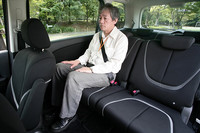 2列目は左右に85mm、前後に753mmスライドできる。