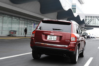 リアビューも「パトリオット」とは、またひと味違った印象。ボディーと同色のリアスポイラーやスリムな形状のルーフレールを使用して、スタイリッシュな印象に仕上げている。