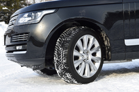 タイヤサイズは前後275/45R21。試乗車はピレリのスタッドレスタイヤ、スコーピオン ウィンターが装着されていた。
    