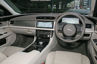 英国車がウッドとレザーの世界だったのは、かつての話。今ではこんなに軽やかで涼しげ。