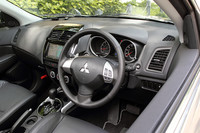 インパネは、センターパネルのブラック塗装やエアコンダイヤルにクロームメッキ加飾が施される。装備されるナビゲーションは、ディーラーオプション（三菱7型AV一体型HDDナビゲーション）となる。