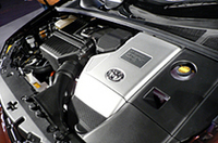 パワーユニットは両車共に同じだが、ハリアーにはシルバーのカバーが施される。