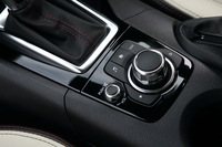 シフトレバーのそばに置かれる「コマンダーコントロール」。このダイヤルやボタンを操作して、7インチディスプレイに映し出されるナビ情報や各種エンターテインメントにアクセスする。