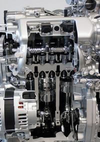 「HR12DDR」ユニットのカットモデル。熱効率を向上させつつ摩擦抵抗を低減したというピストンほか構成パーツが見える。