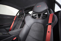 サーキットでのスポーツ走行のために、リアロールケージなどが備わる「クラブスポーツパッケージ」が用意される。