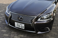 次世代のレクサスデザインを象徴する「スピンドルグリル」を採用。