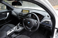 「BMW M135i」の室内。8.8インチモニターのiDriveナビゲーションパッケージ、HiFiスピーカーシステムなどが標準で装備される。