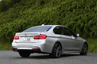 試乗車のボディーカラーは「グレイシャー・シルバー」。