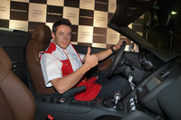 2010年6月に開催されたルマン24時間で、「アウディR15 TDI」を駆り、2位でフィニッシュしたアンドレ・ロッテラー選手。「R8スパイダーは、屋根がないのでV10エンジンの素晴らしいサウンドがよく聞こえるのがいいね」とコメント。