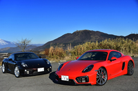 「ポルシェ・ケイマンGTS」（手前）とベースグレードの「ケイマン」（奥）。
    