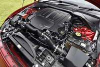 340psと45.9kgmを生み出す3リッターV6スーパーチャージドユニット。「Fタイプ」にも搭載されている。