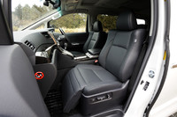 上級グレードのテスト車は本革シートが標準装備となるが、その他のハイブリッド車は、バイオファブリックシートとフロントフロアカーペットの一部のファブリック表皮に、エコプラスチックを採用している。これは、トヨタが開発した植物由来成分を含むプラスチックの総称で、一般的なバイオプラスチックに比べて耐熱性、耐衝撃性などが向上しているという。