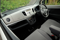 「ワゴンR FZ」のインパネまわり。本革巻きステアリングホイールや、「ワゴンRスティングレー」と共通のメーターなどが、他のグレードとの違いとなっている。