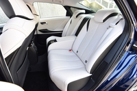 後席は、独立式の2人掛け。中央部のアームレストには、ティッシュボックスが入れられる収納スペースや、折りたたみ格納式のドリンクホルダーが用意される。
    