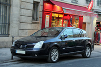 15区で見かけた「ルノー・ヴェルサティス」