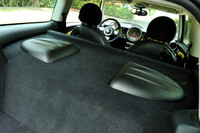 標準「MINI」では後席が位置する場所は、バッテリー室と化し、実質2シーターになっている。実験車両ならではの割り切りだが、現状では内燃機関の「MINI」のパッケージでは、EV化が難しいことを物語っている。