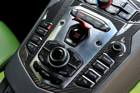 センターコンソールにずらりと並んだスイッチ群（機能はおおむねアウディのMMIに準じる）。その真ん中にある赤いカバーを跳ね上げると、エンジンスタート／ストップボタンが現れる。