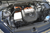 ボンネット下に収まるEEM85型モーターは85kW（115ps）と270Nm（27.5kgm）を発生。デフおよび1段ギアボックスとともに、ひとつのコンパクトなモジュールを形成している。