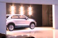 2012年7月20日の「フィアット500L」の発表会で公開された、事実上の「フィアット500X」のモックアップ。記者を前にわずか数秒間“チラ見せ”が行われた。