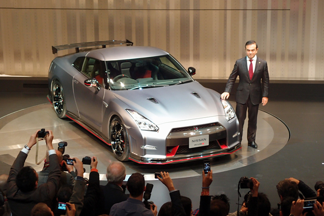 「日産GT-R NISMO」とカルロス・ゴーンCEO。