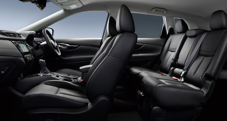 「20XiレザーエディションVセレクション」（4WD）のインテリア。ブラックの内装色が新たに設定された。